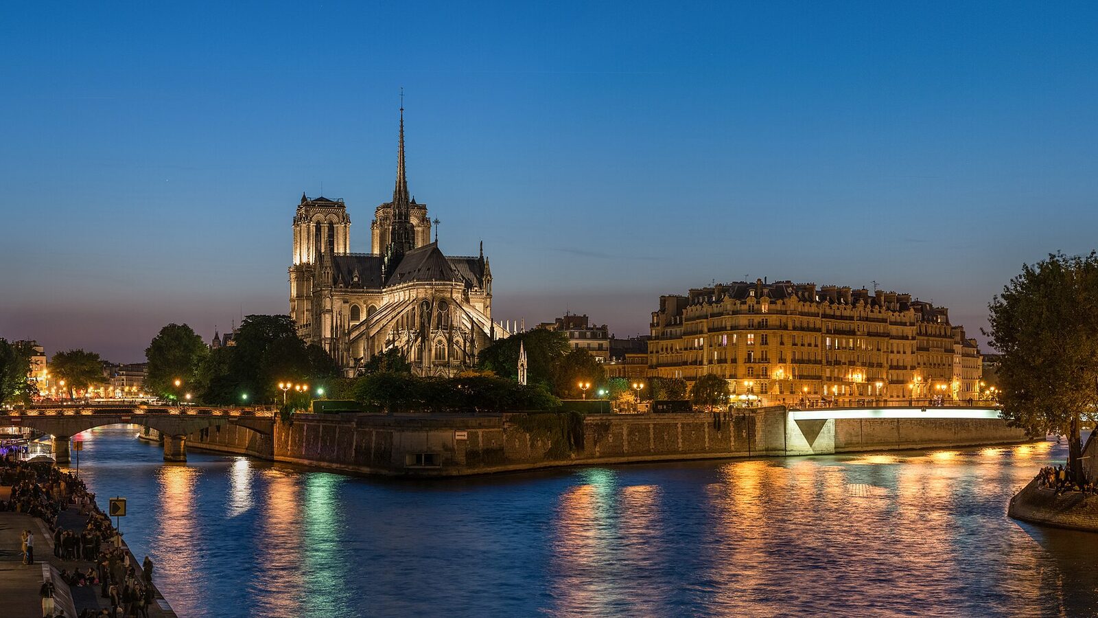 Notre Dame de Paris and Île de la Cité at dusk 1