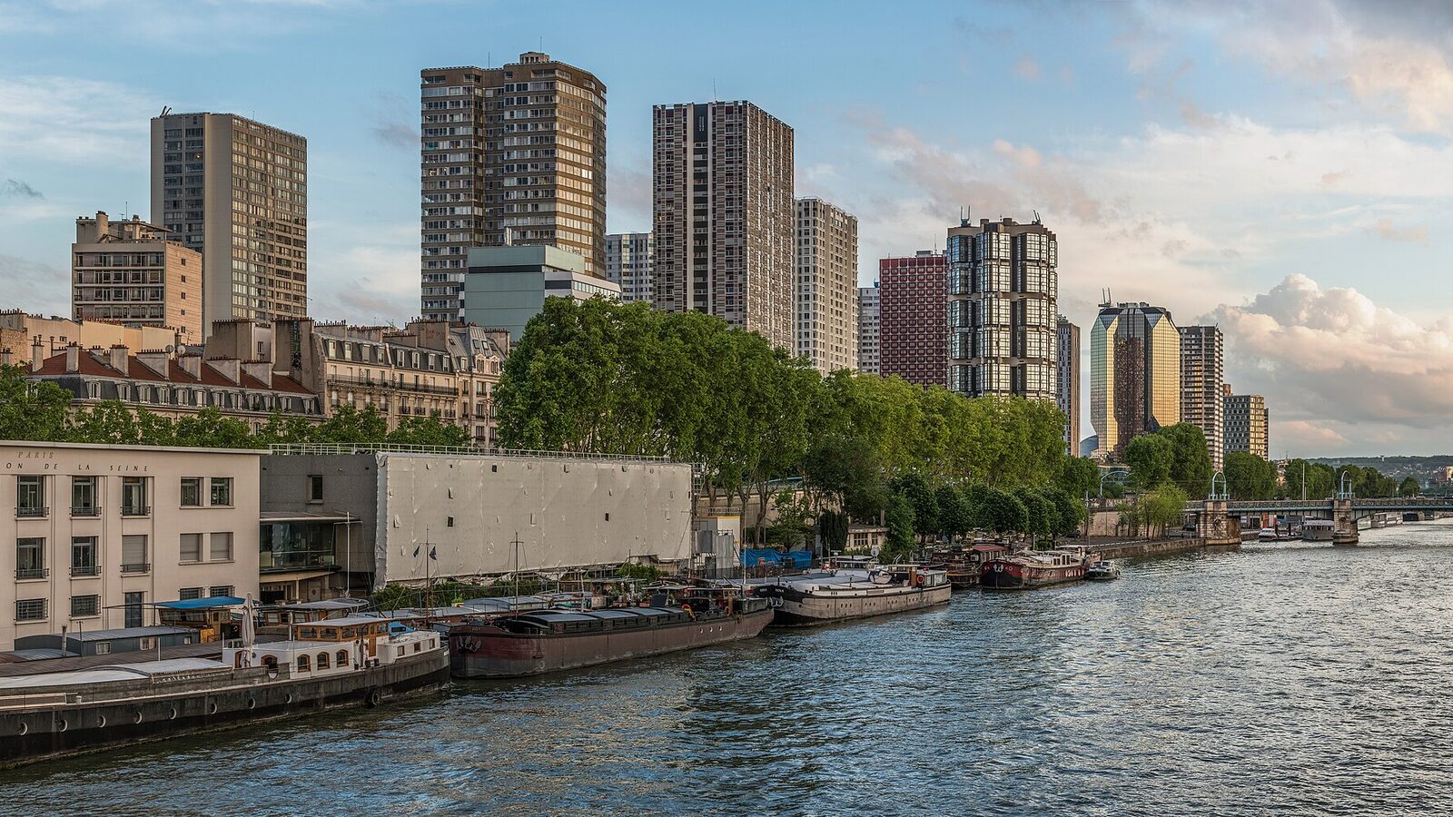 15th Arrondissement of Paris as seen from Pont de Bir Hakeim 1
