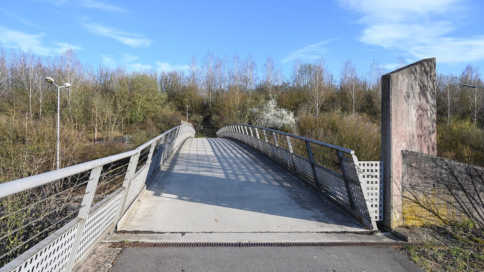 Luxembourg City: Pedestrian bridge over the highway A3.The bridge gives access to the public garden Hiwwelpark (Hillpark)