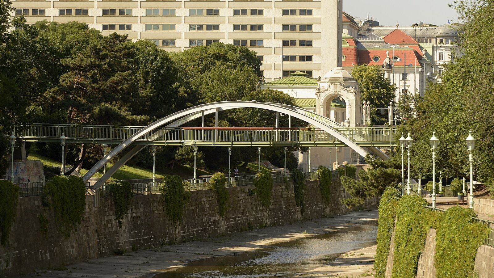 Stadtparksteg crossing the Wien river