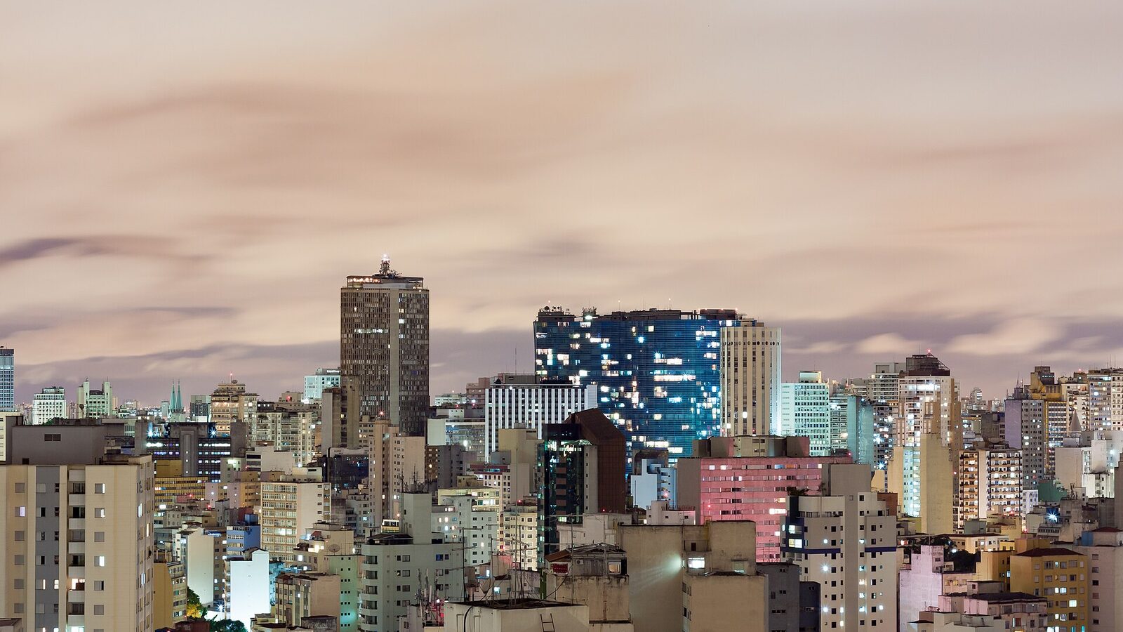 Visão noturna dos edifícios Terraço Itália e Copan respectivamente