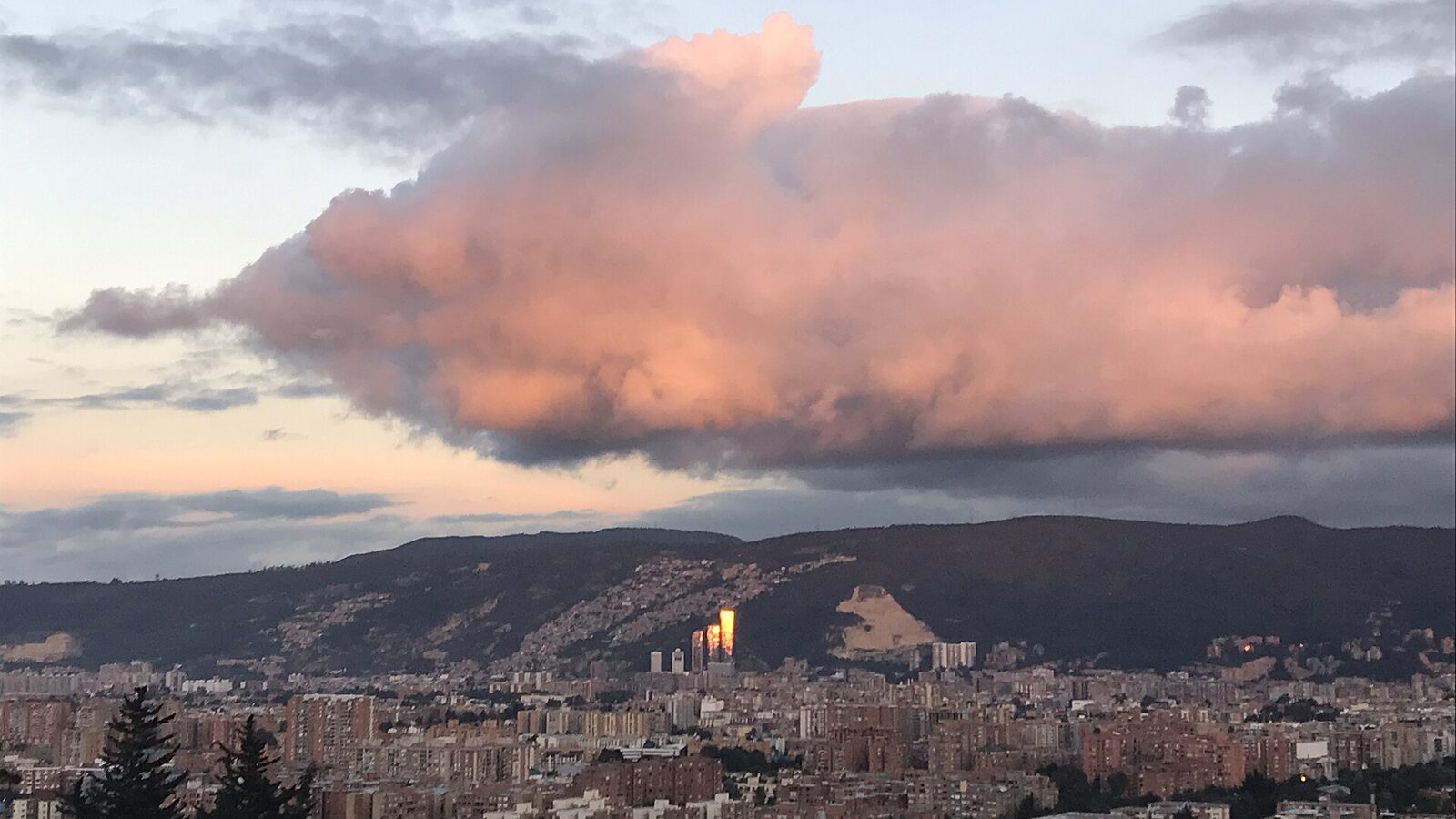 Atardecer en el norte de Bogotá