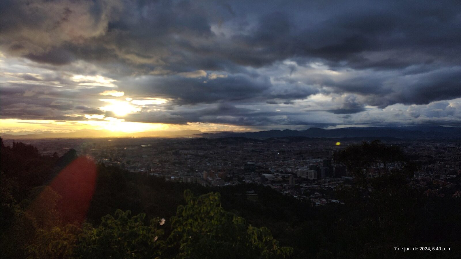 Bogotá desde el Mirador La Calera. en este se ve la división entre el cielo y la tierra