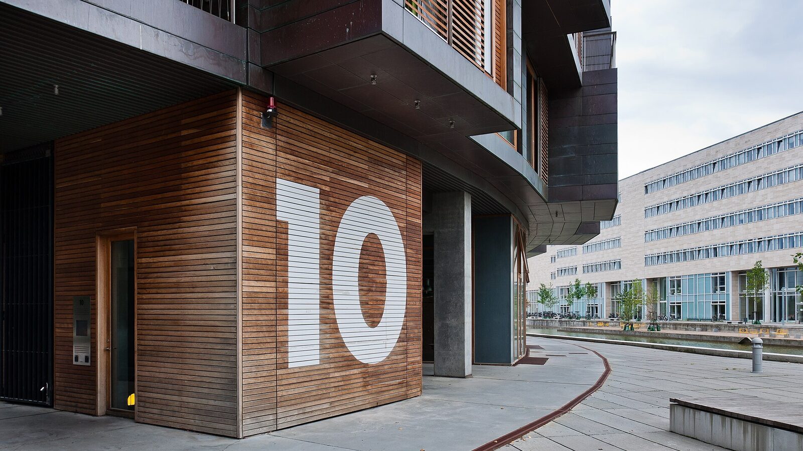 Outside view (street number and entry) of the Tietgenkollegiet students' residence (Copenhagen Ørestad)