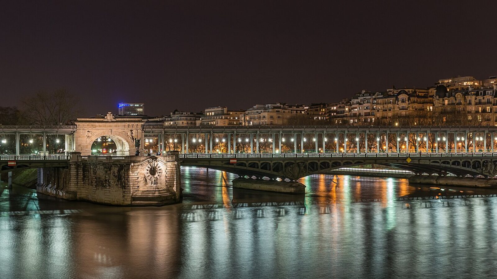 The Pont de Bir-Hakeim bridge seen at night from the Promenade d'Australie