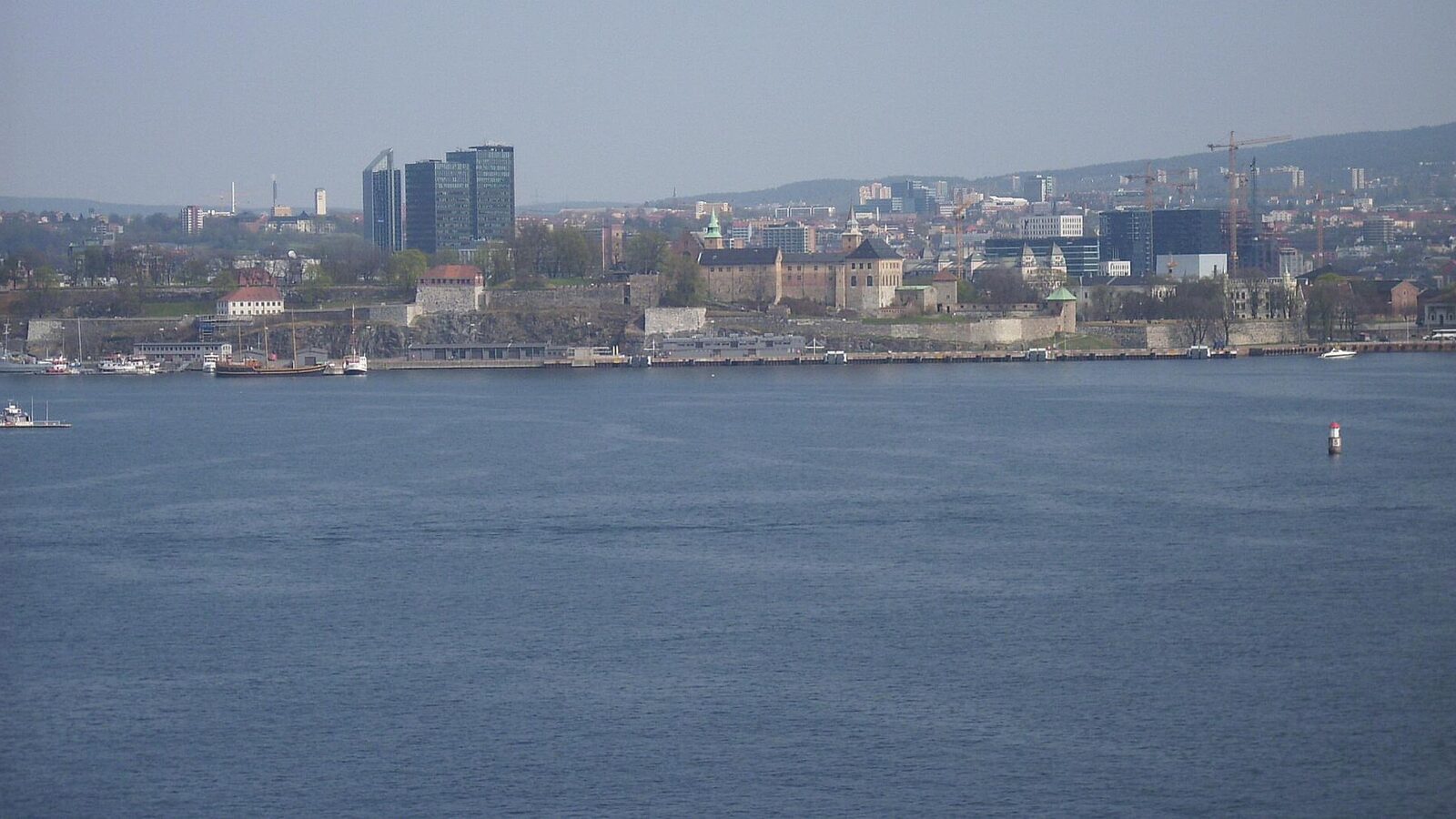 Skyline von Oslo mit Festung Akershus vom Wasser aus