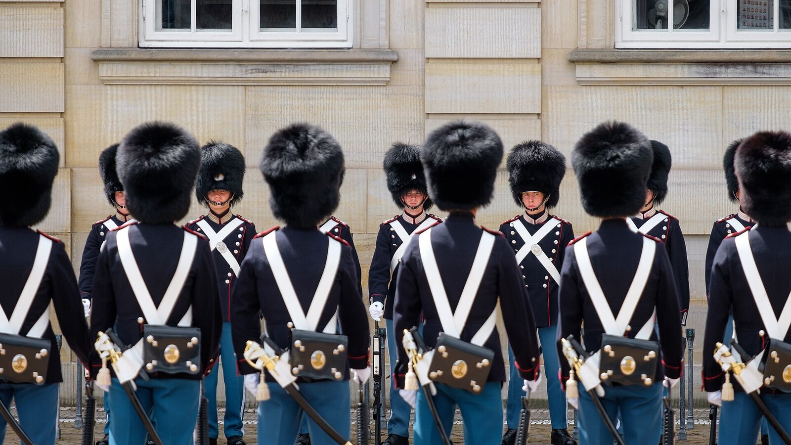 Danish Royal Life Guards Den Kongelige Livgarde, vagtskifte på Amalienborg Flickr Kristoffer Trolle