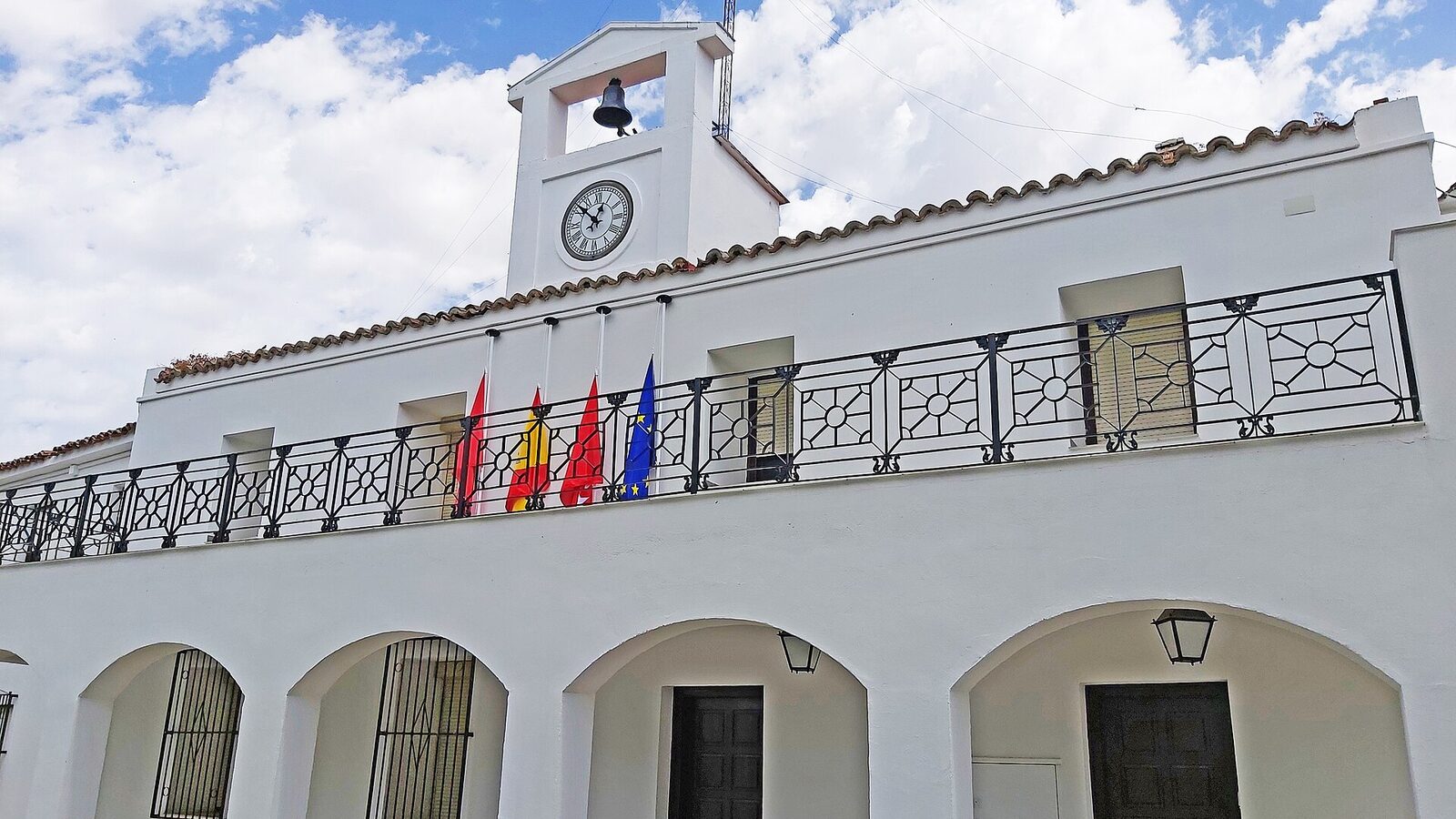 Parte central del antiguo edificio histórico del ayuntamiento de Parla, con las nuevas banderas (Parla, España, Madrid y Europa)