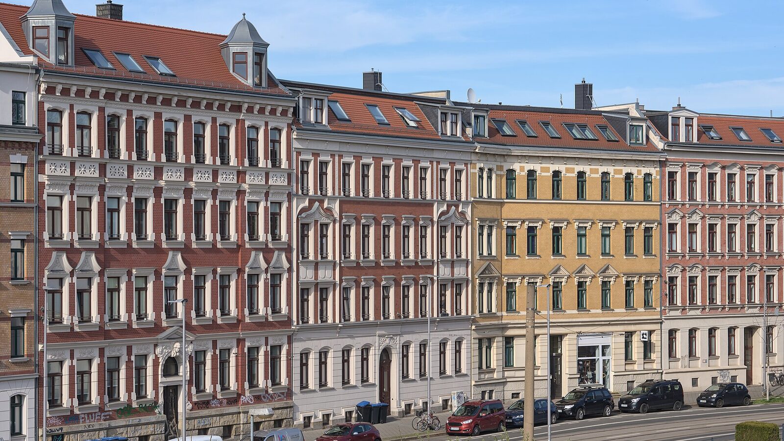 All the illustrated apartment buildings in Wurzner Straße 119 to 125 are listed as monuments. The picture was taken from the Sellerhäuser Viaduct